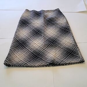 CASUAL CORNER Houndstooth skirt, Sz 4, lined, A-line.
